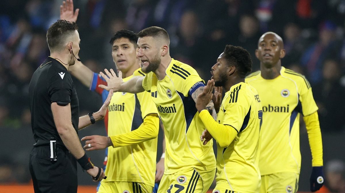 Vždyť mu stáhl trenky, okradli nás o penaltu! Fenerbahce si stěžuje na rozhodčí